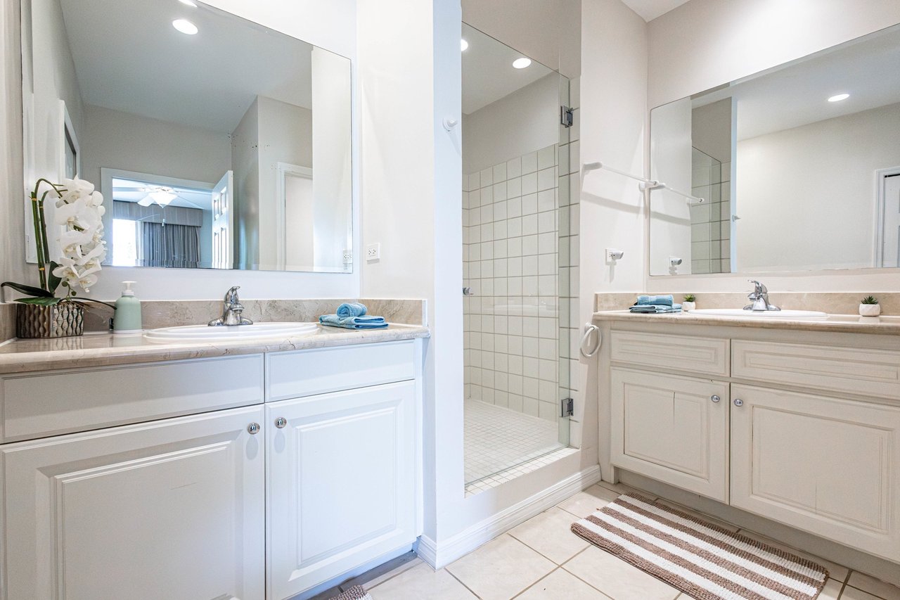 Close to Beach Luxury Two Bedroom Condo