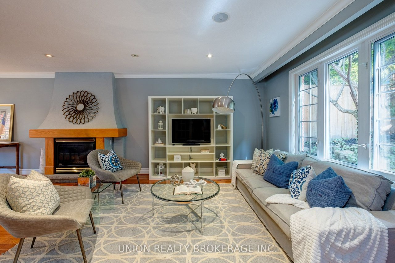 35 Fallingbrook Dr