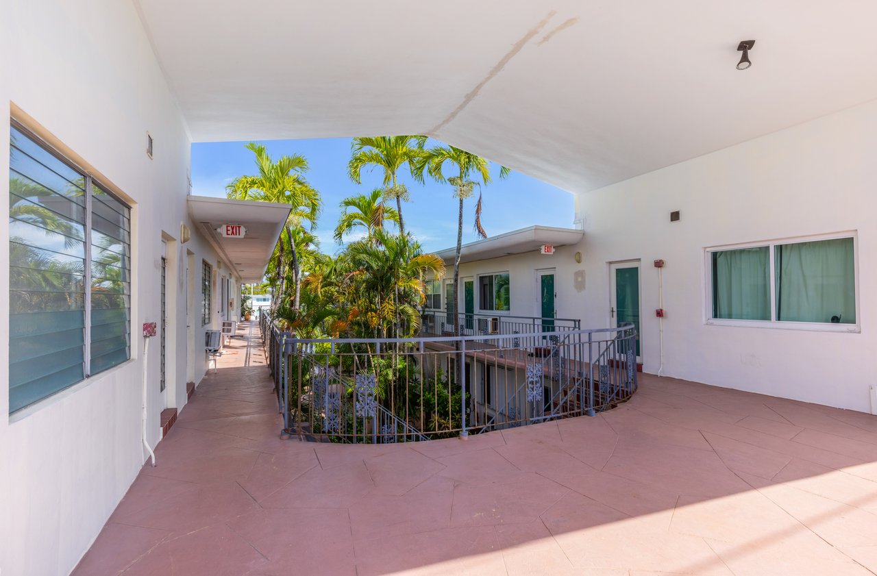 🌊 Waterfront One-Bedroom with Balcony – Miami Beach Lifestyle!