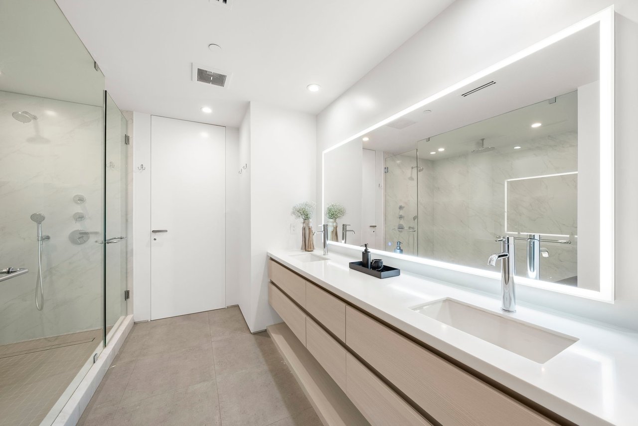 100 S Pointe Drive, Residence 1906/07