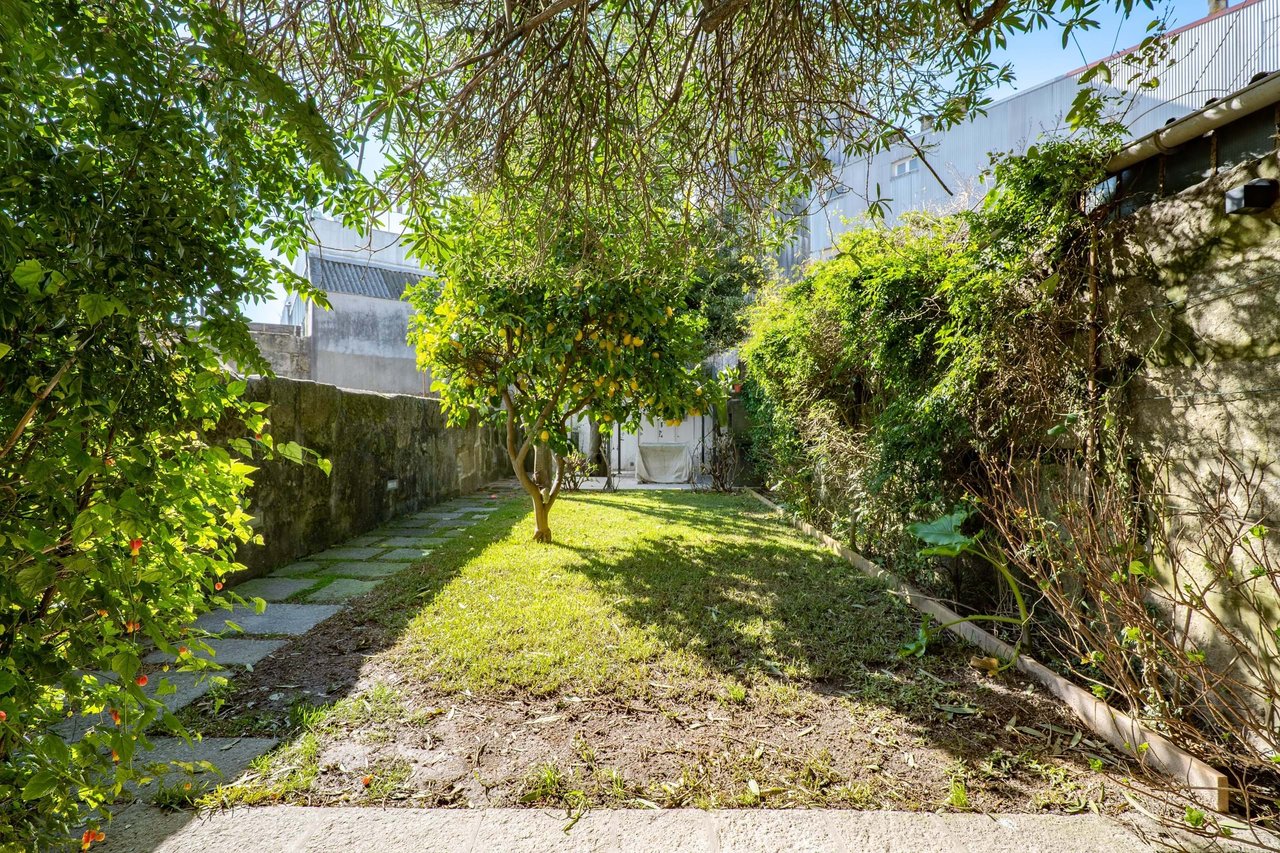 Beautifully Restored Townhouse Property with license for Short-Term rental in Bonfim, Porto