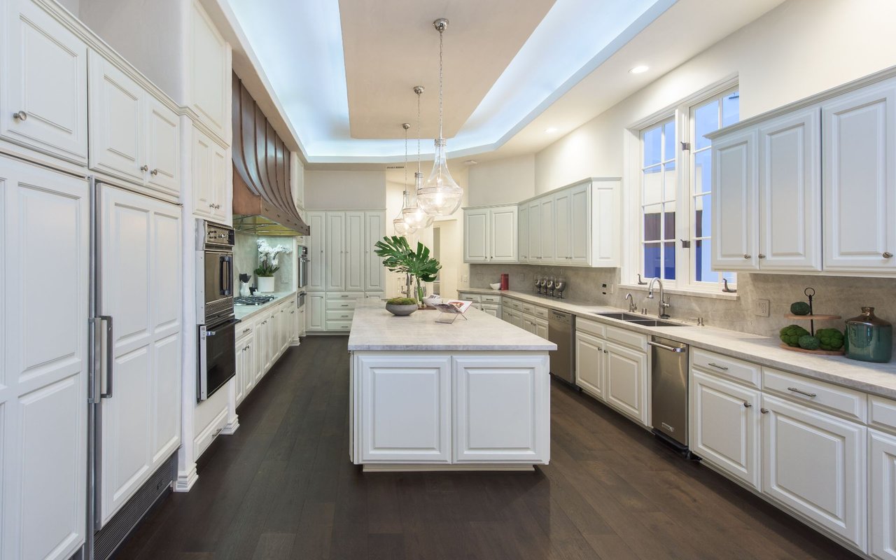 1275 Benedict Canyon Dr