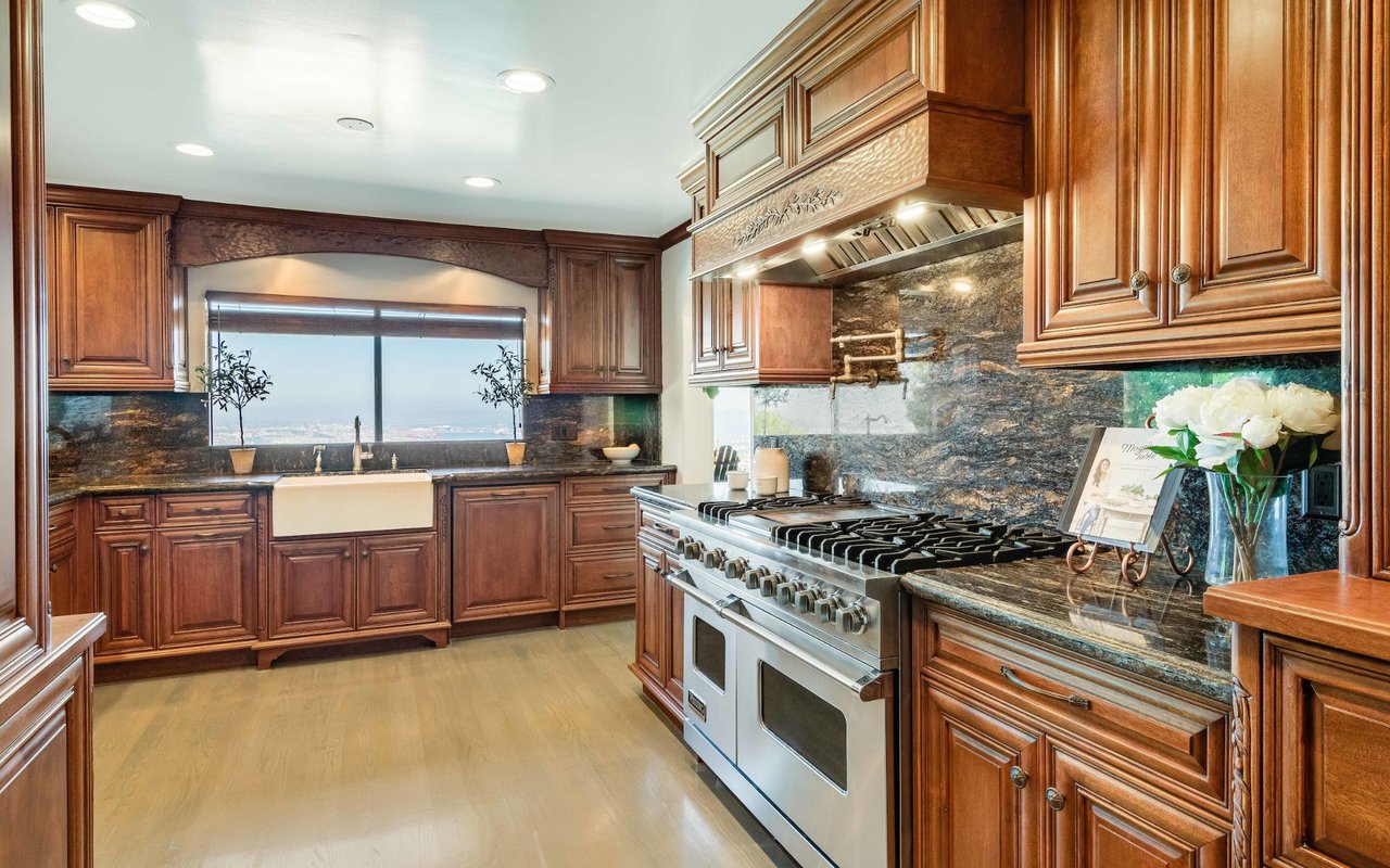 3158 Crownview Dr