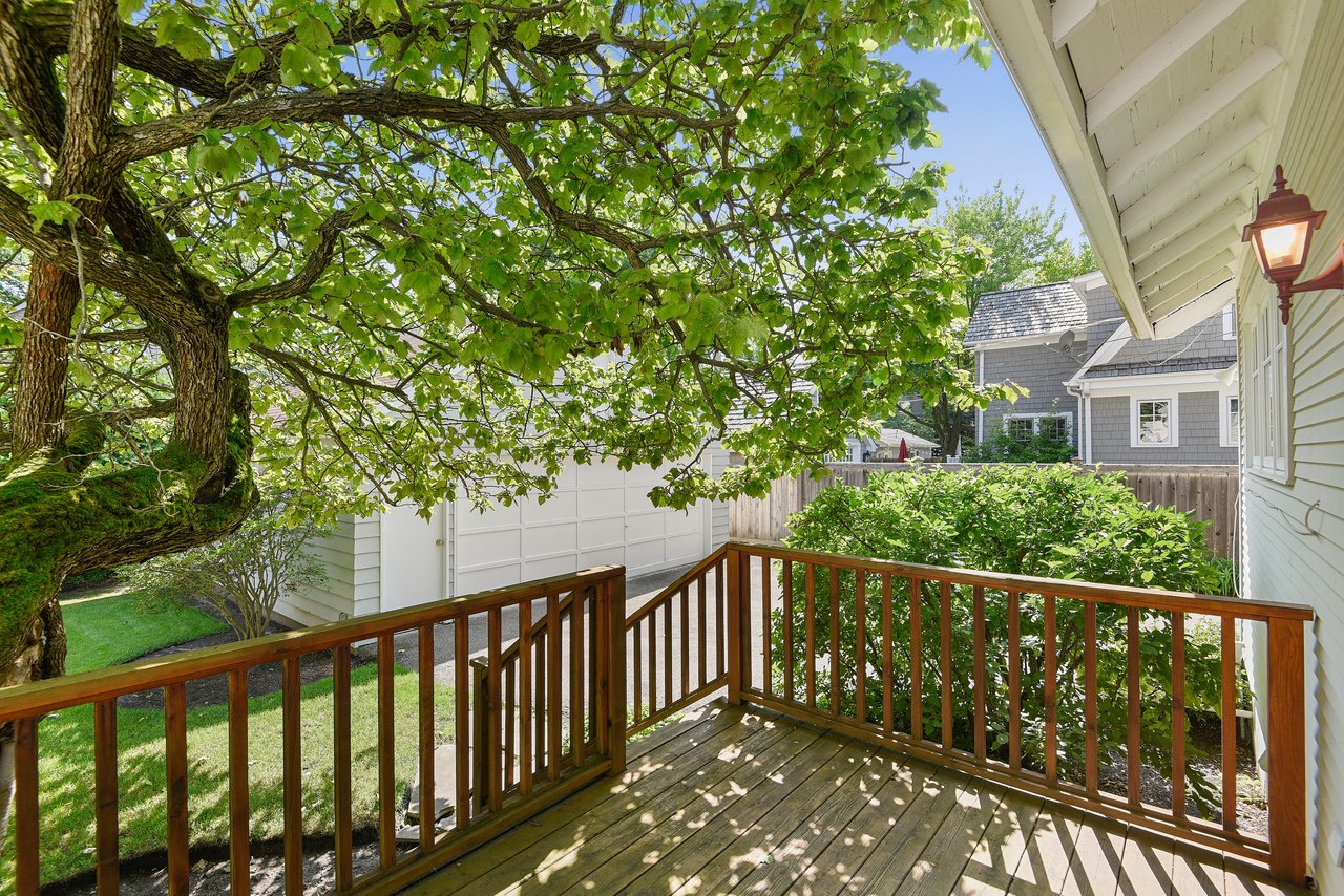 Close-to-Beach and Close-to-Town Living 