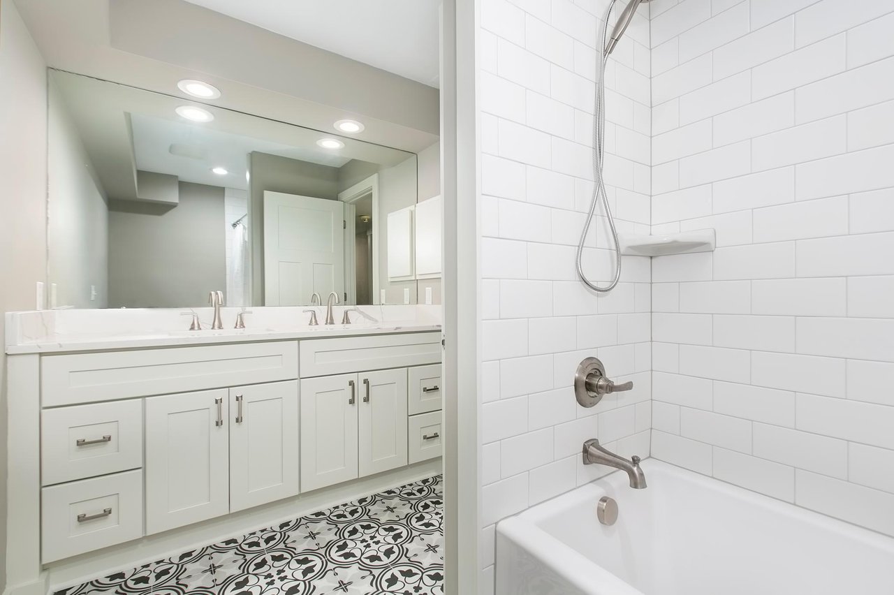 Beautifully Remodeled Bayswater Townhome!