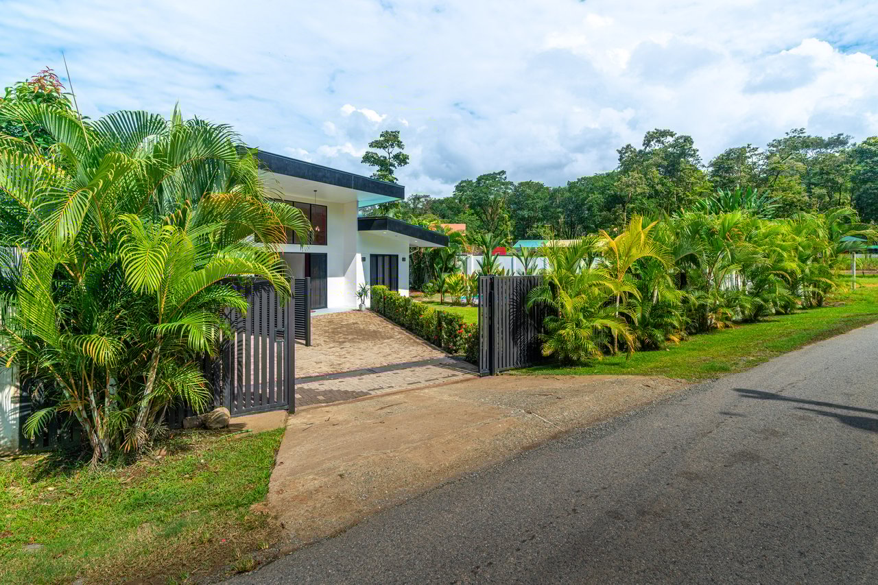 Modern 3 Bedroom Home - Walking distance to it all!