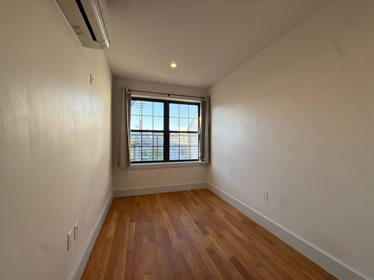 241 Scholes St 2L