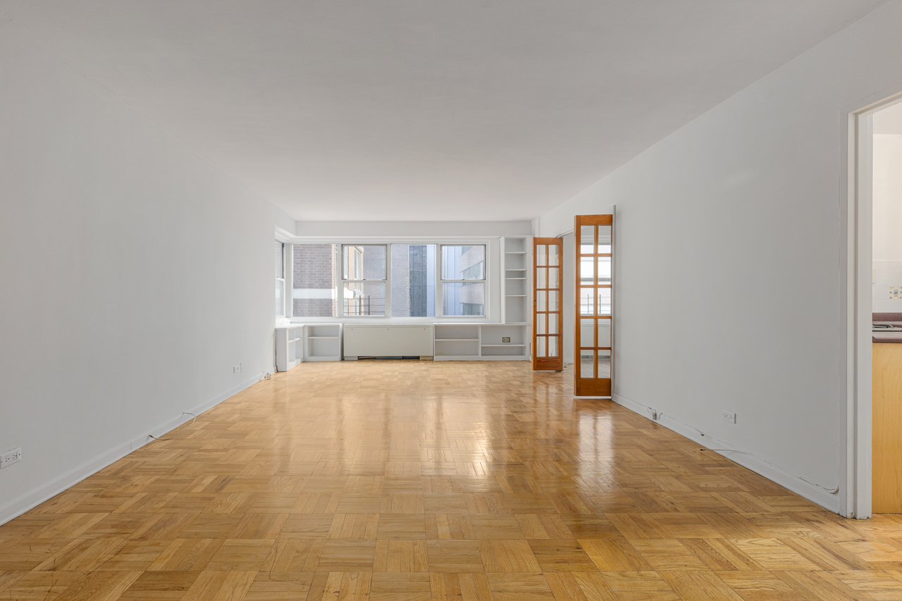 Oversized 1 bedroom, convertible 2 or home office!