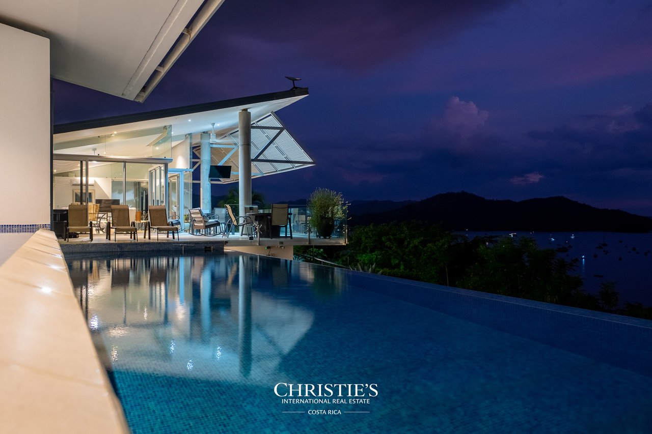 Casa Holmes: Award-Winning Glass House with Ocean Views