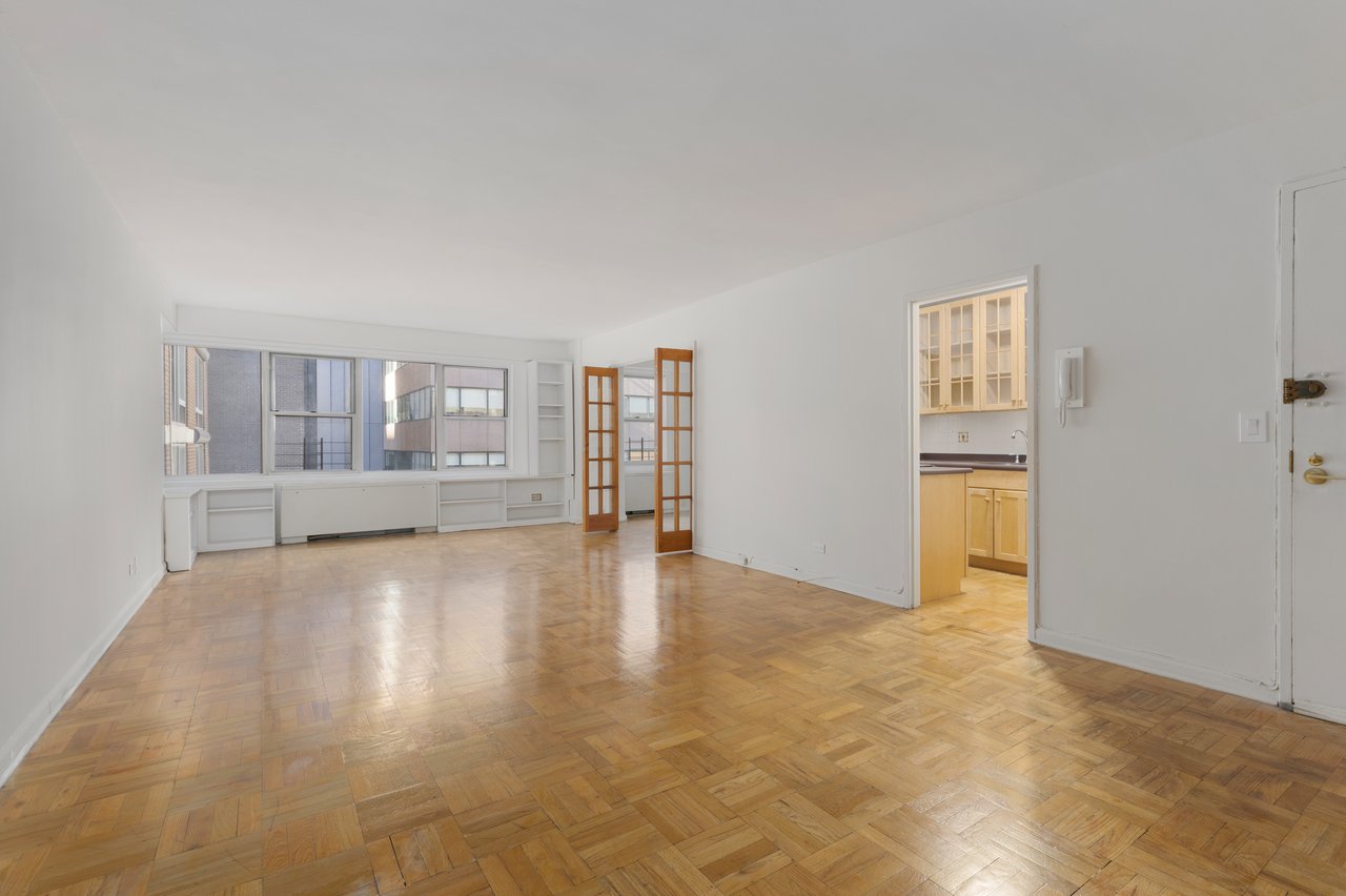 Oversized 1 bedroom, convertible 2 or home office!