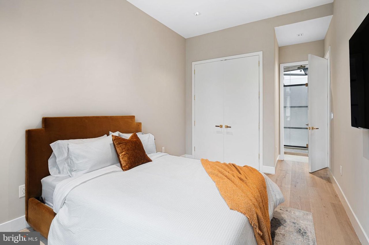 2017 Sansom St, Philadelphia, PA 19103