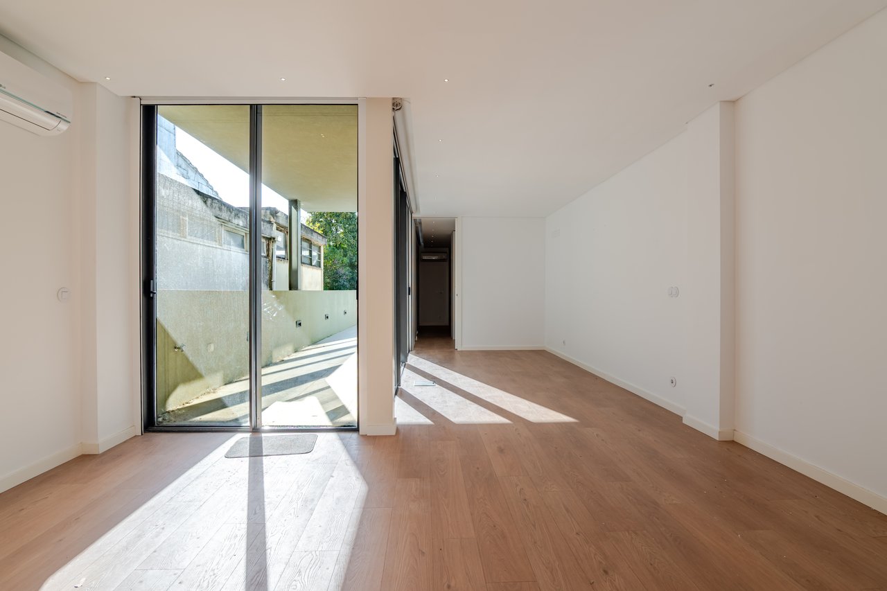 Elegant 1-Bedroom Apartment with Private Patio & Short-term Rental (AL) License in Porto’s Historic Core