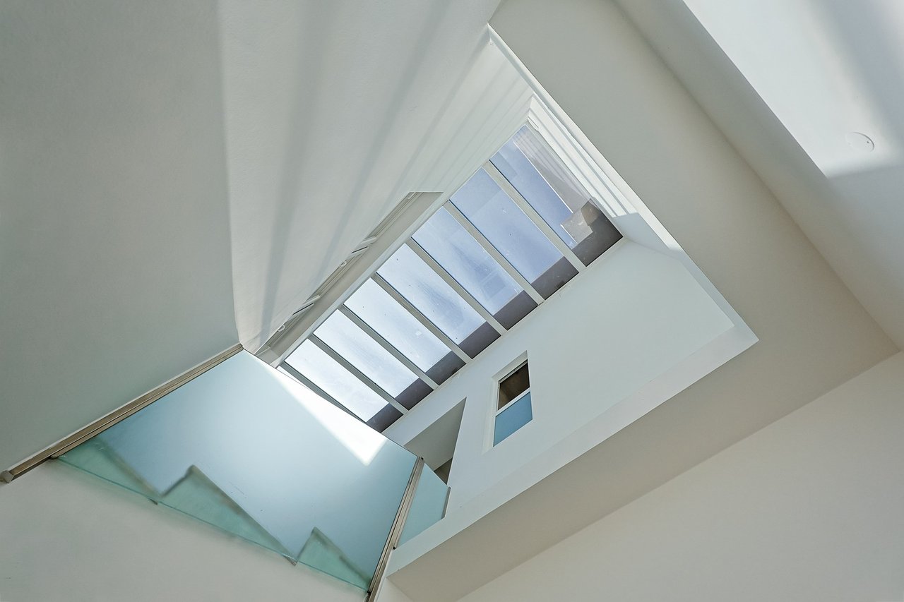 Stylish Renovated 5-Bedroom Villa with Pool in Monte Estoril’s Prestigious Avenida de Portugal