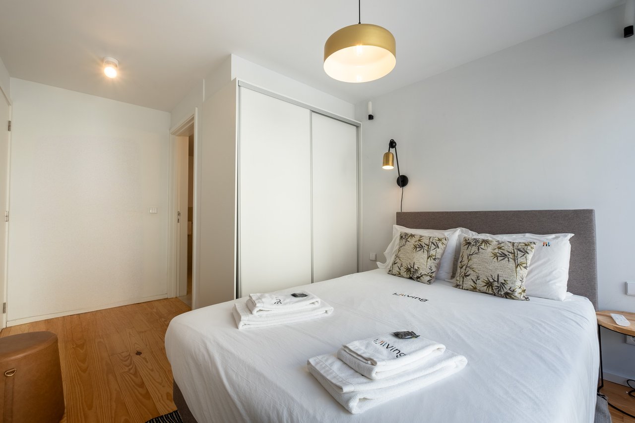 Chic 2-Bedroom Apartment with AL License in Central Porto – Ideal Investment or Pied-à-Terre in Portugal’s Most Dynamic City