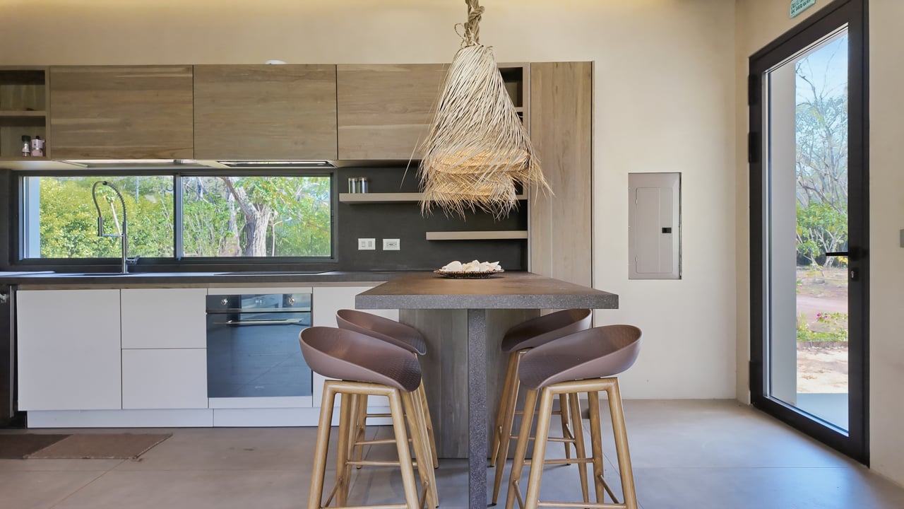 SANTA FE MODERN HOME IN CATALINA COVE | 5,410 M² LOT NEAR BEACHES