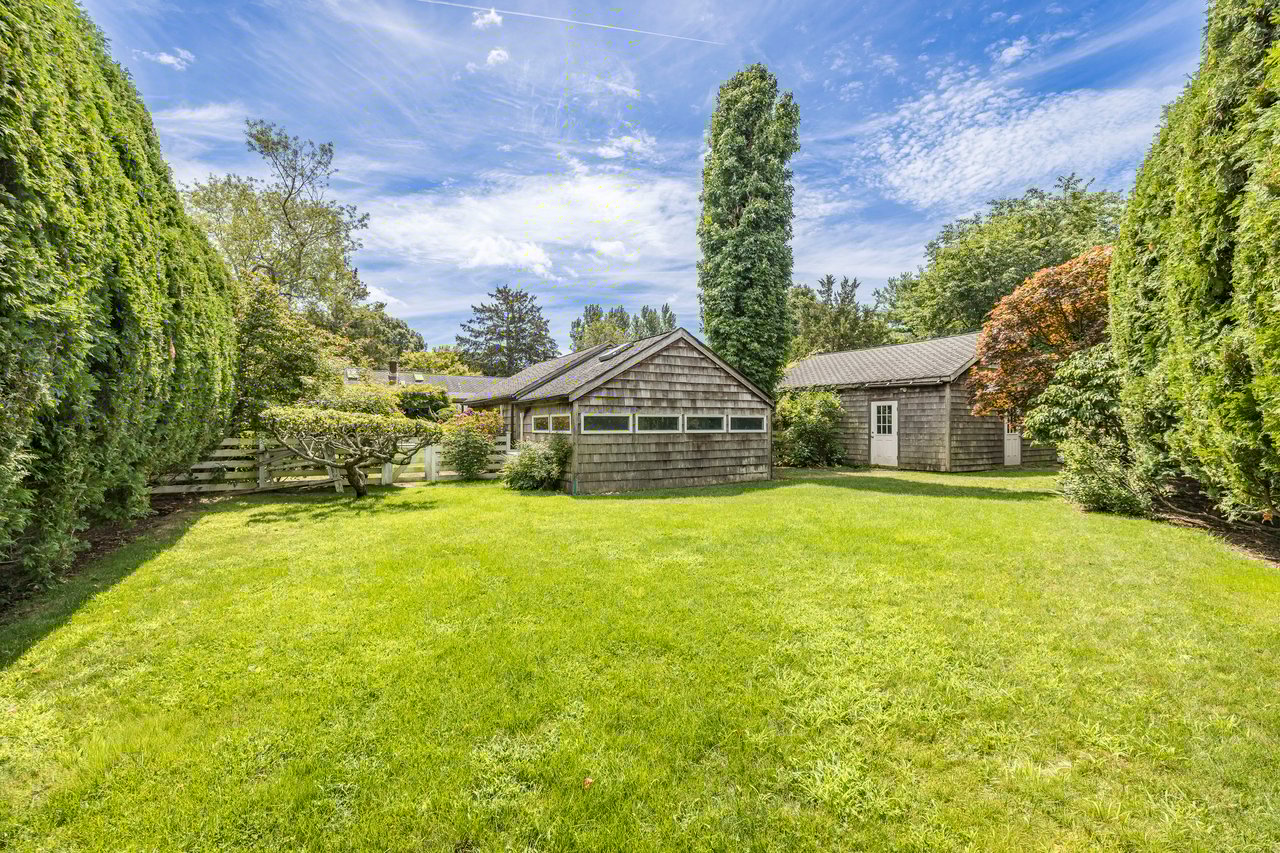 11 Cove Ave E, Sag Harbor