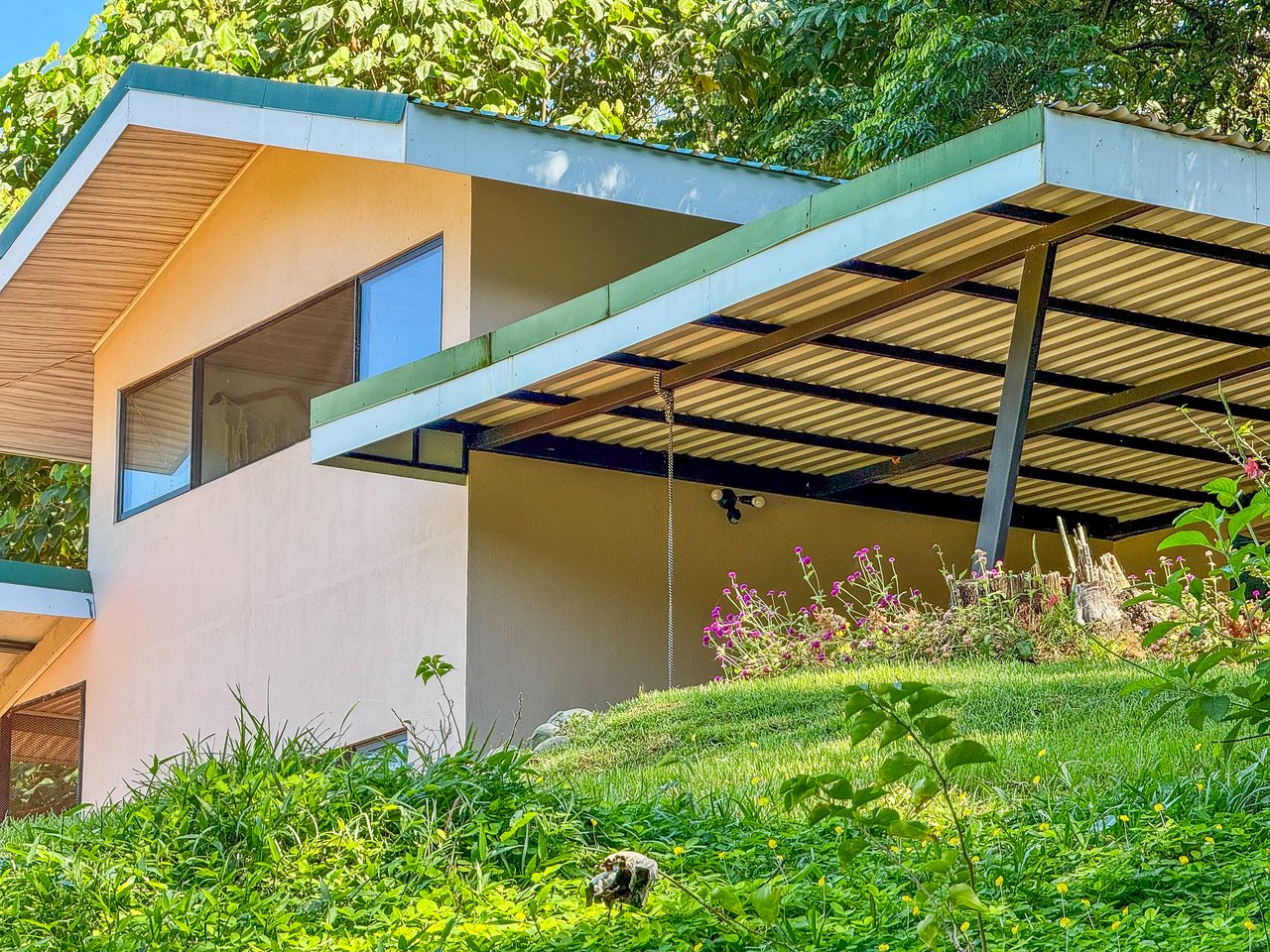 Jungle River Retreat with Airbnb & Build Space in Ojochal