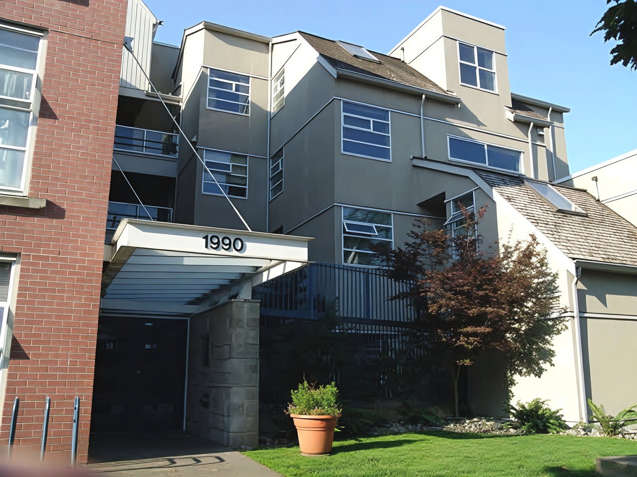 1990 E Kent Ave S Ave, #204