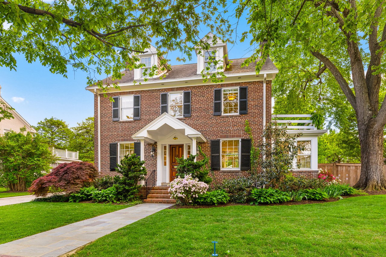 22 W OAK STREET