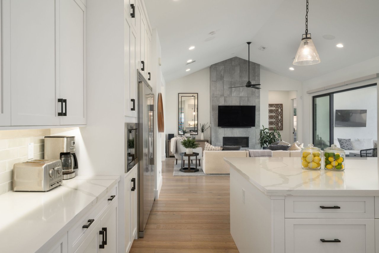 3226 E GLENROSA Avenue