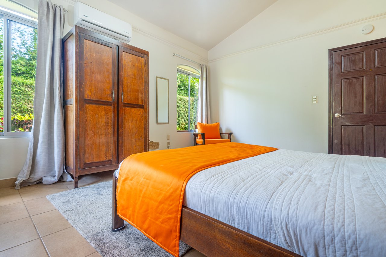 Casa Luna, 3bed /3bath Private Oasis, Convenient Location