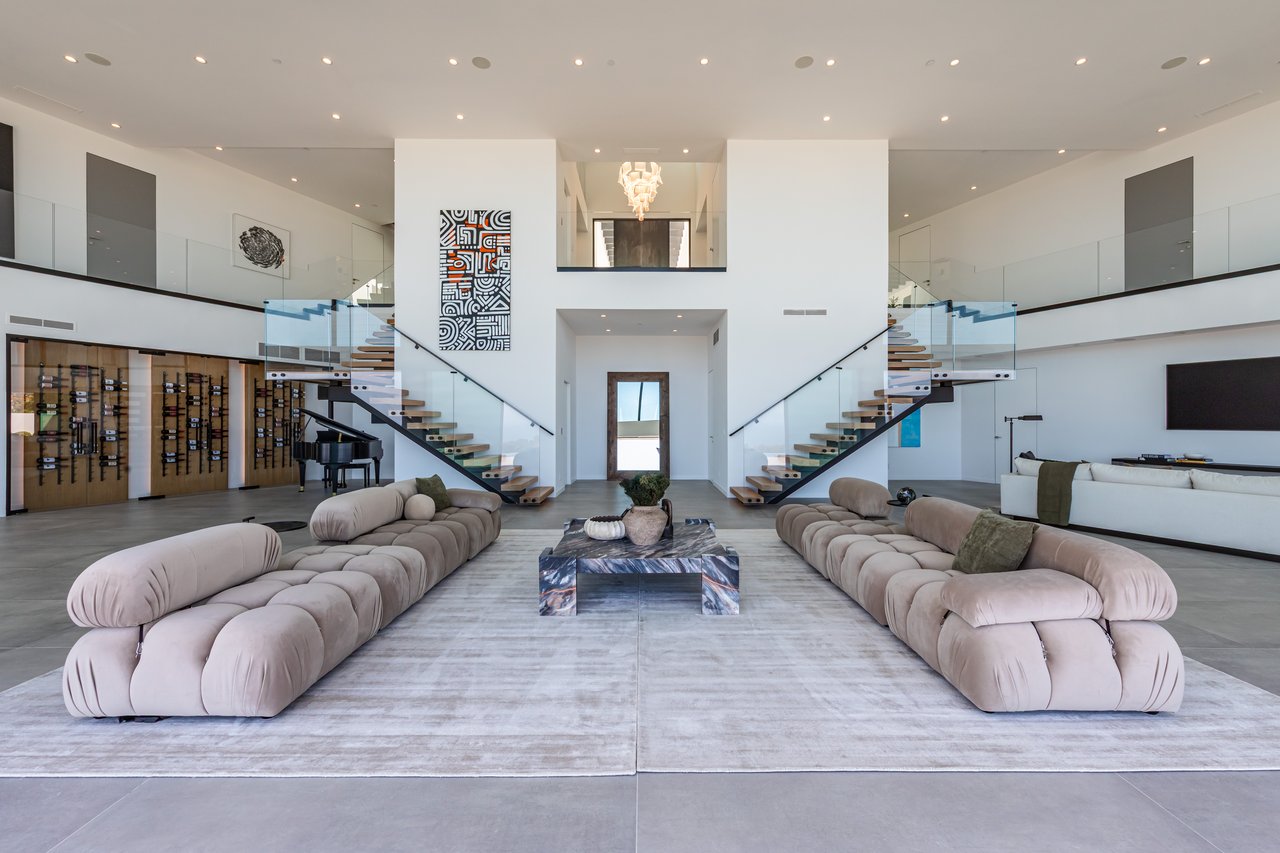 6156 Zumirez Dr