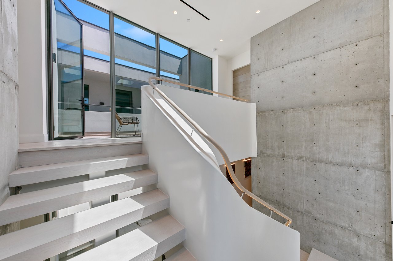 938 Palisades Beach Rd