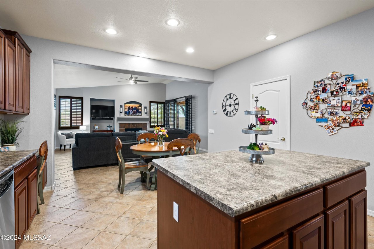 1009 W Leatherleaf Dr