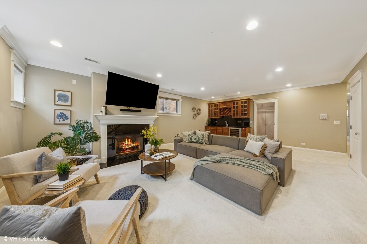 1244 W Cornelia Unit 1 