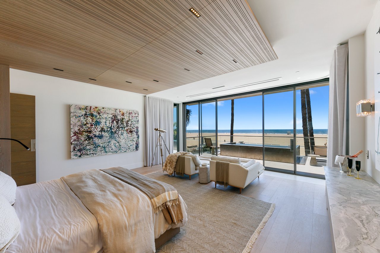 938 Palisades Beach Rd
