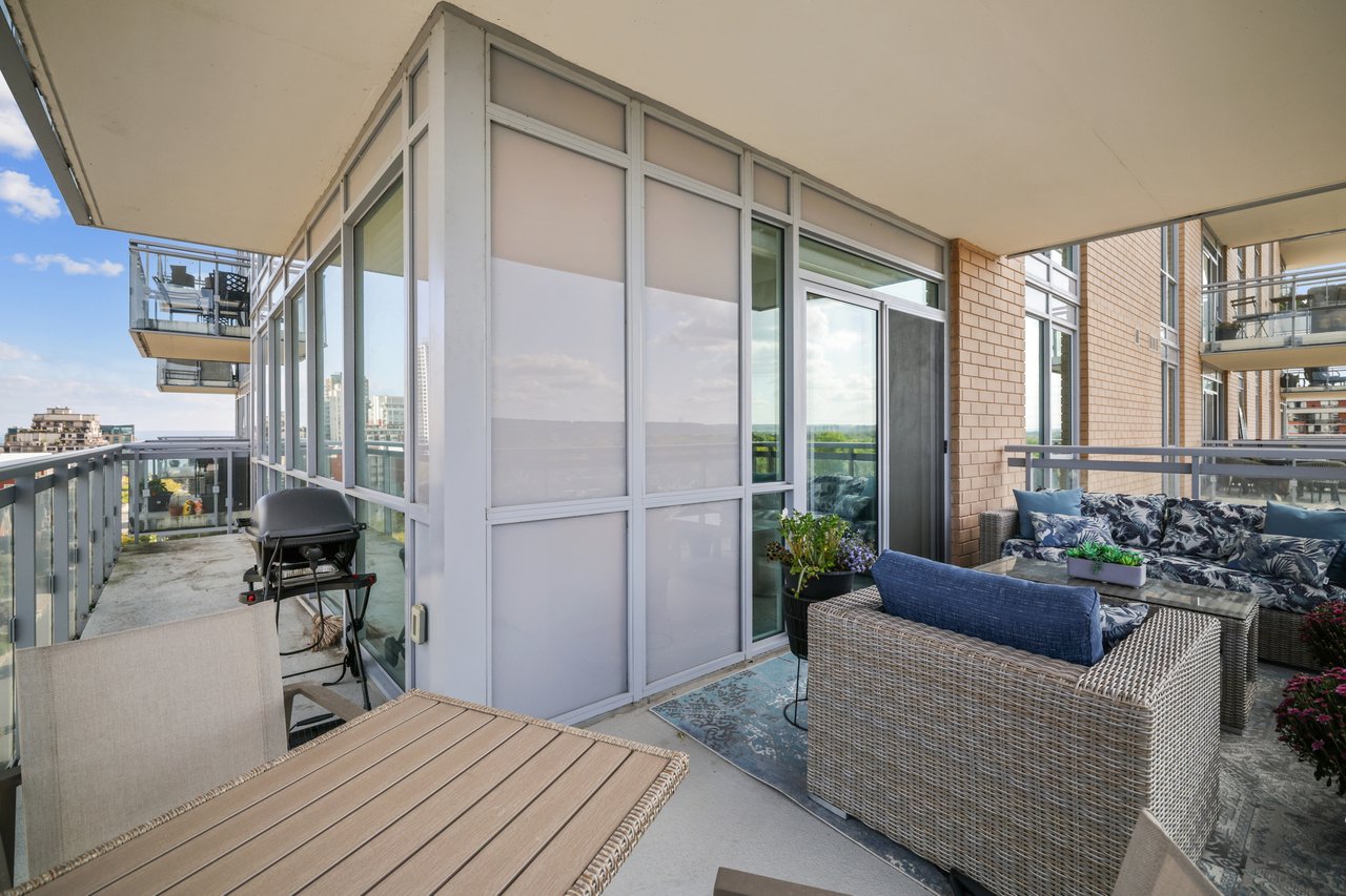 Stunning 2 Bedroom Upgraded Corner Unit