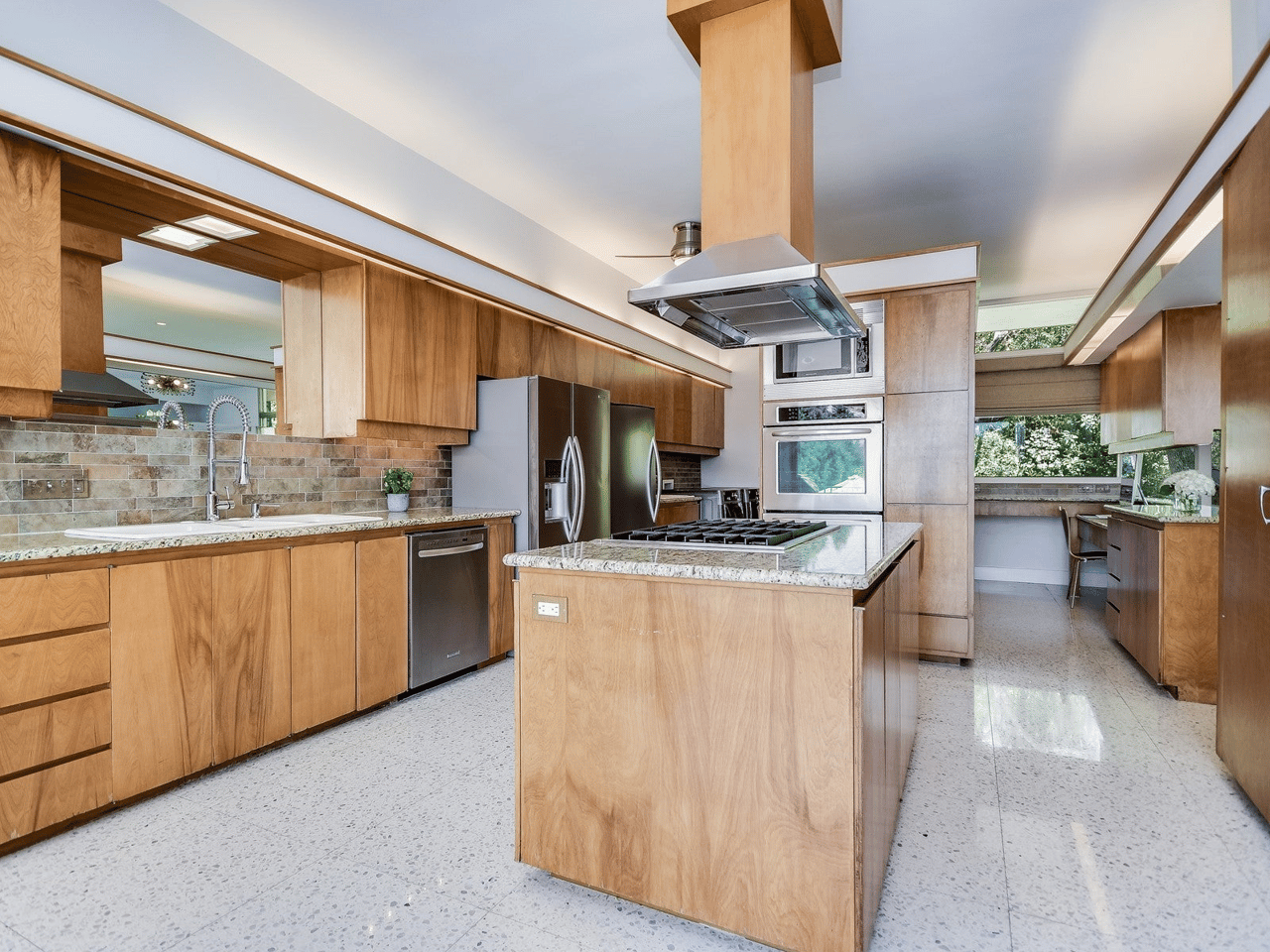 3941 Balcones Dr