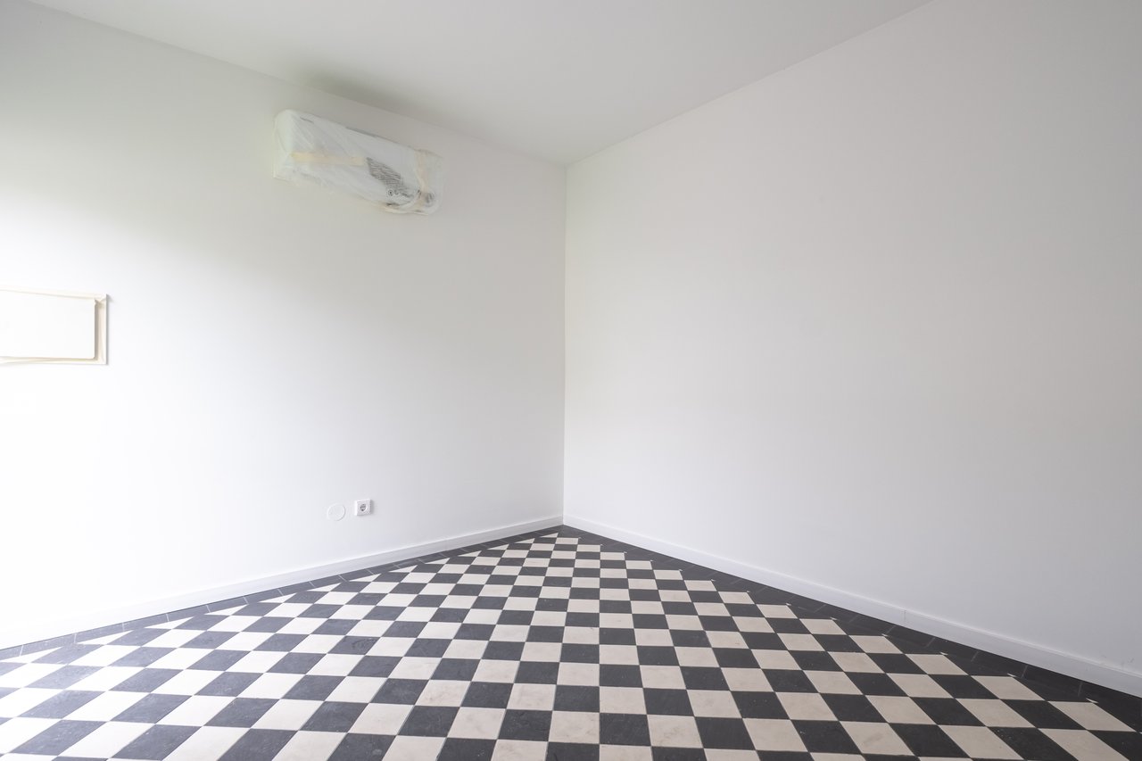 1-Bedroom Apartment with Expansive Private Balcony in Central Porto