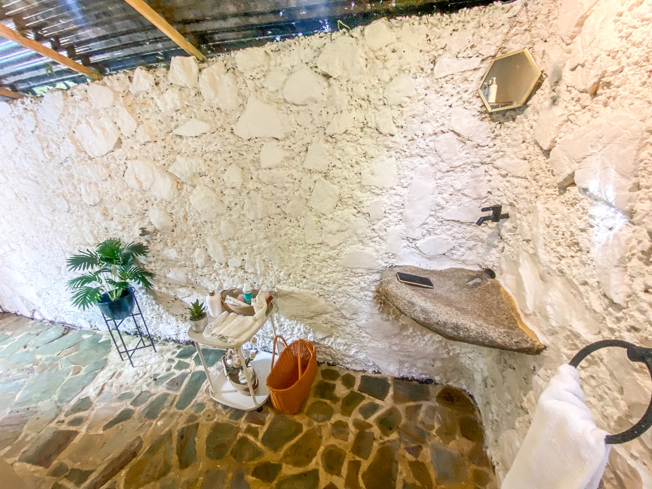 A riverfront 3-bed home on a large property In Ojochal, Costa Rica