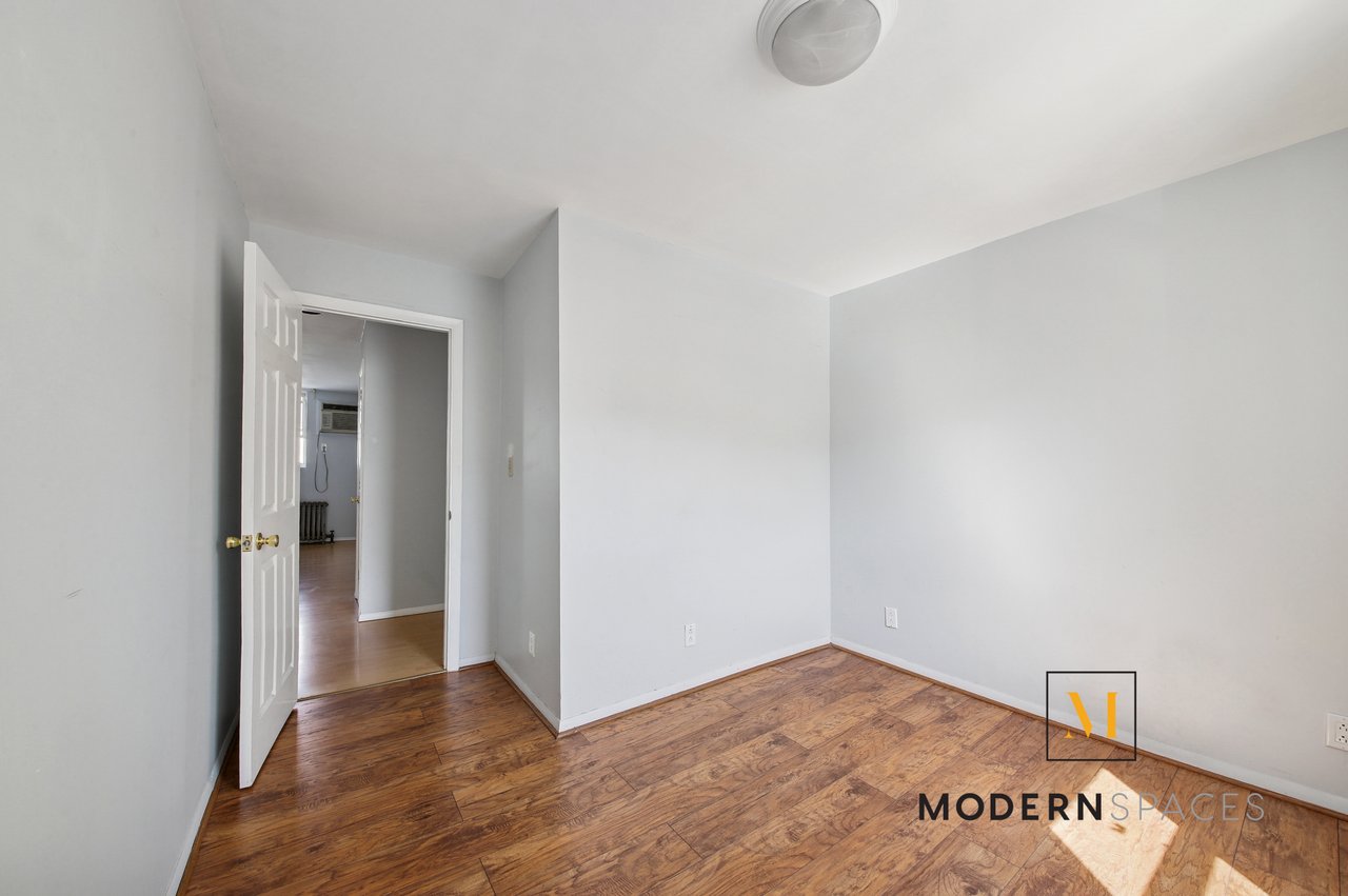 Large 2-Bed in LIC