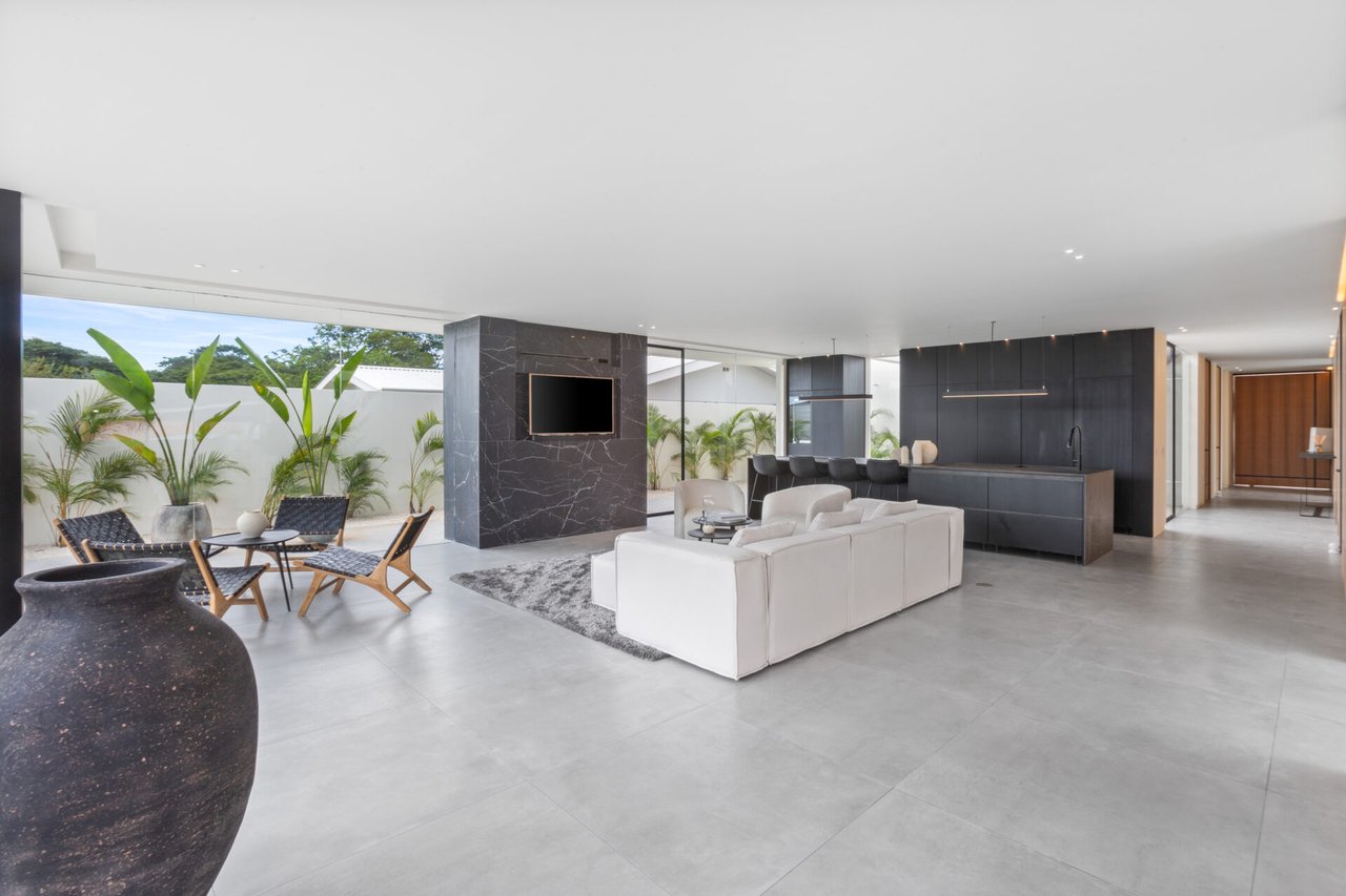Villa Juba | Contemporary 4-Bedroom Villa with Mono Loco Beach Club Membership in Tamarindo