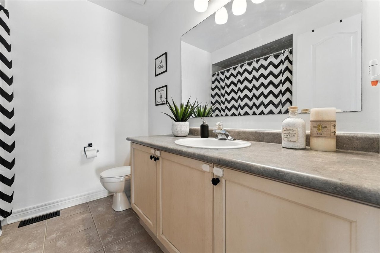 151 Mowat Cres