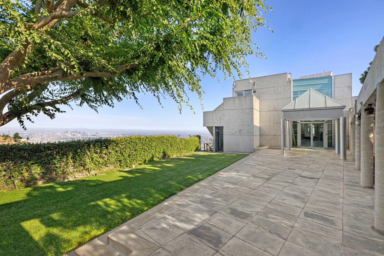 2260 Sunset Plaza Dr