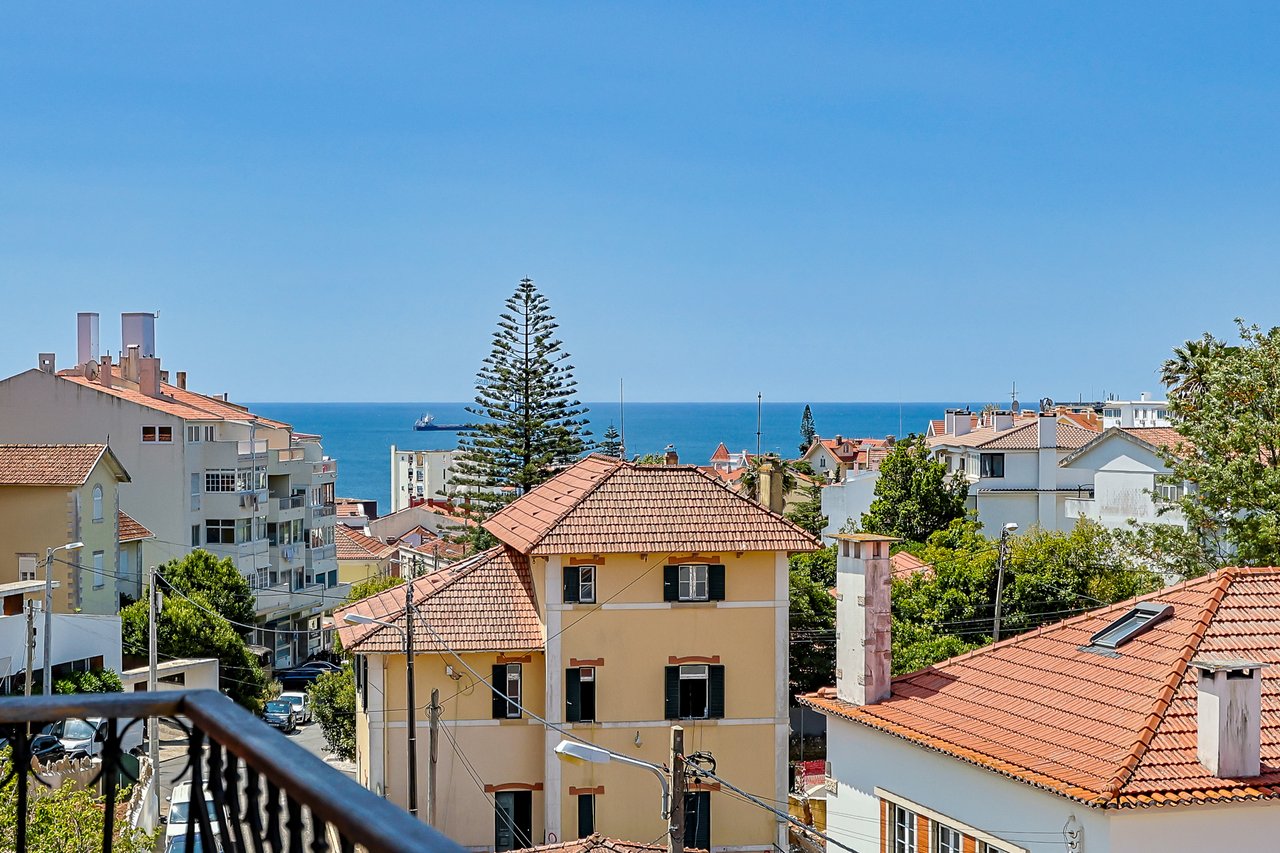 3 Bedroom Duplex with Sea View, Balcony & Private Lift in Monte Estoril