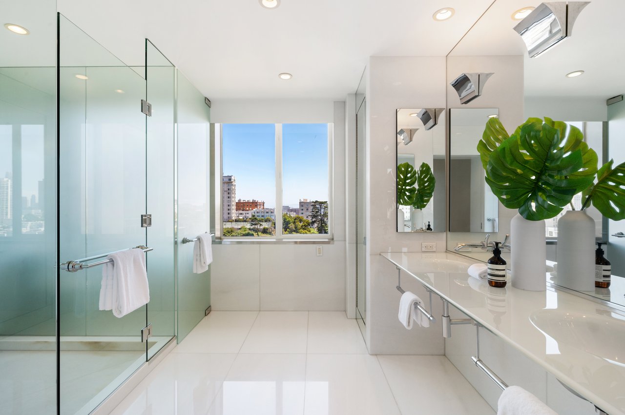3-Bdrm View Apartment at 1080 Chestnut