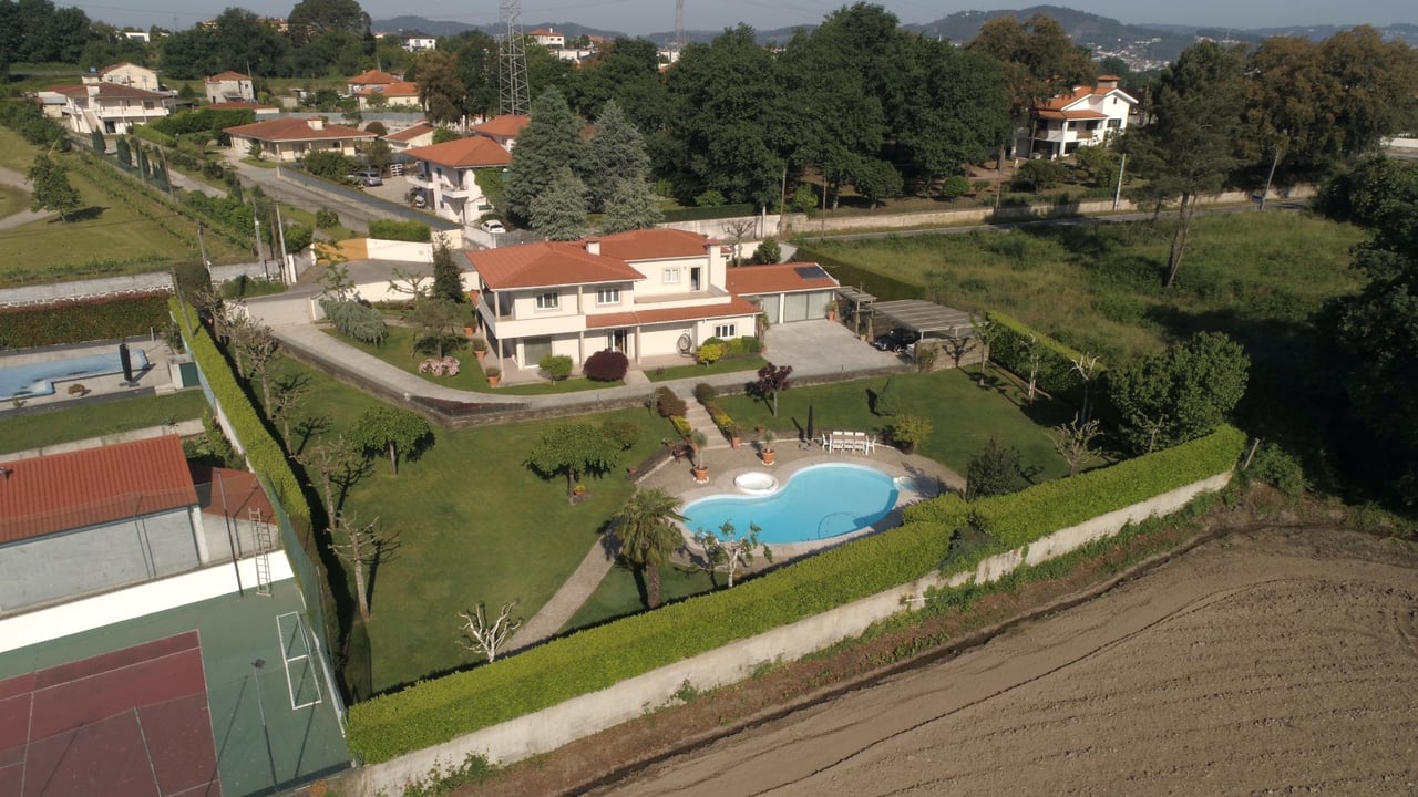 Spacious Three-Bedroom Villa with Swimming Pool and Tennis Court in Guardizela