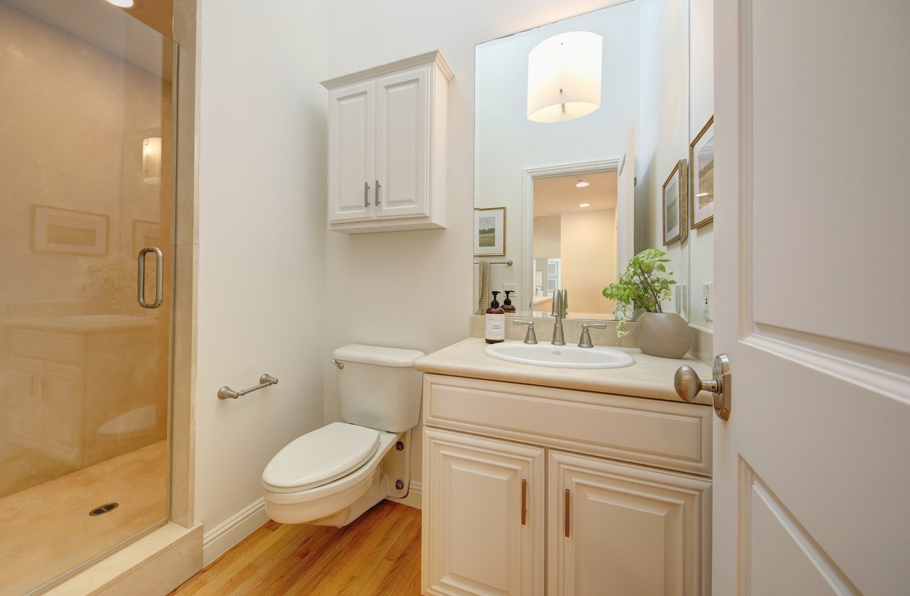 Picturesque and Private View Residence