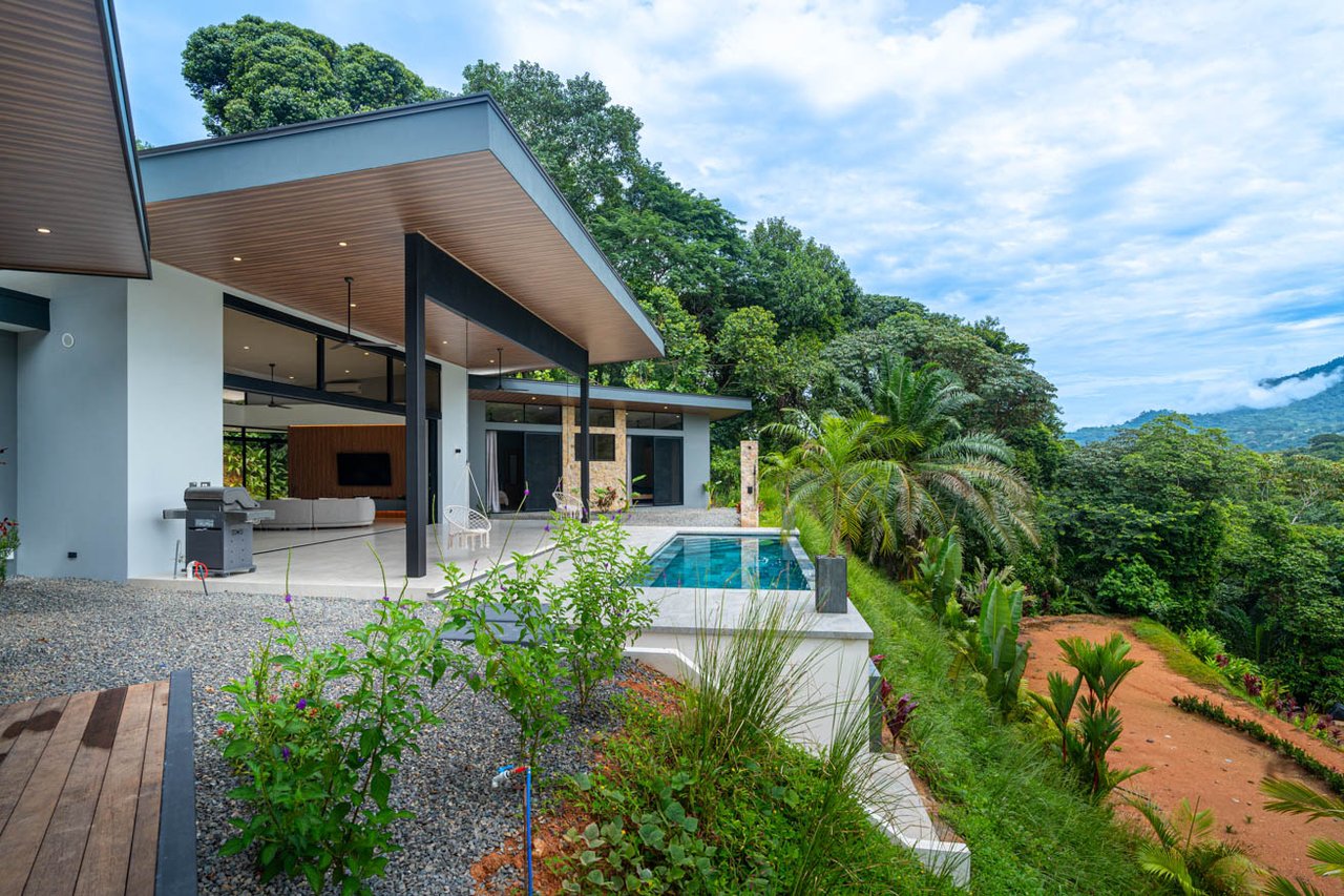Ojochal Modern Jungle Home with Infinity Pool & Mountain Views