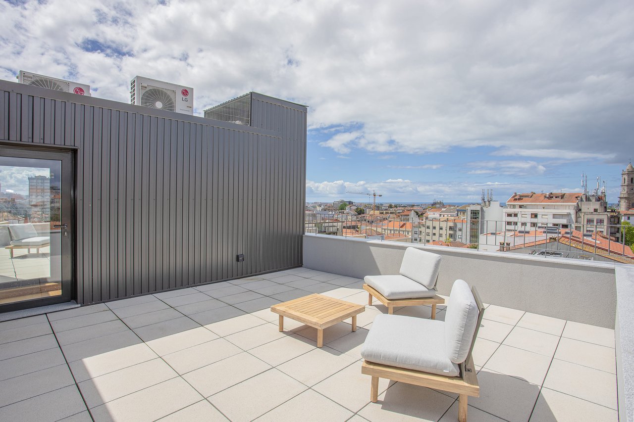 Elegant 3-Bedroom Apartment with AL License and Terrace in Central Porto