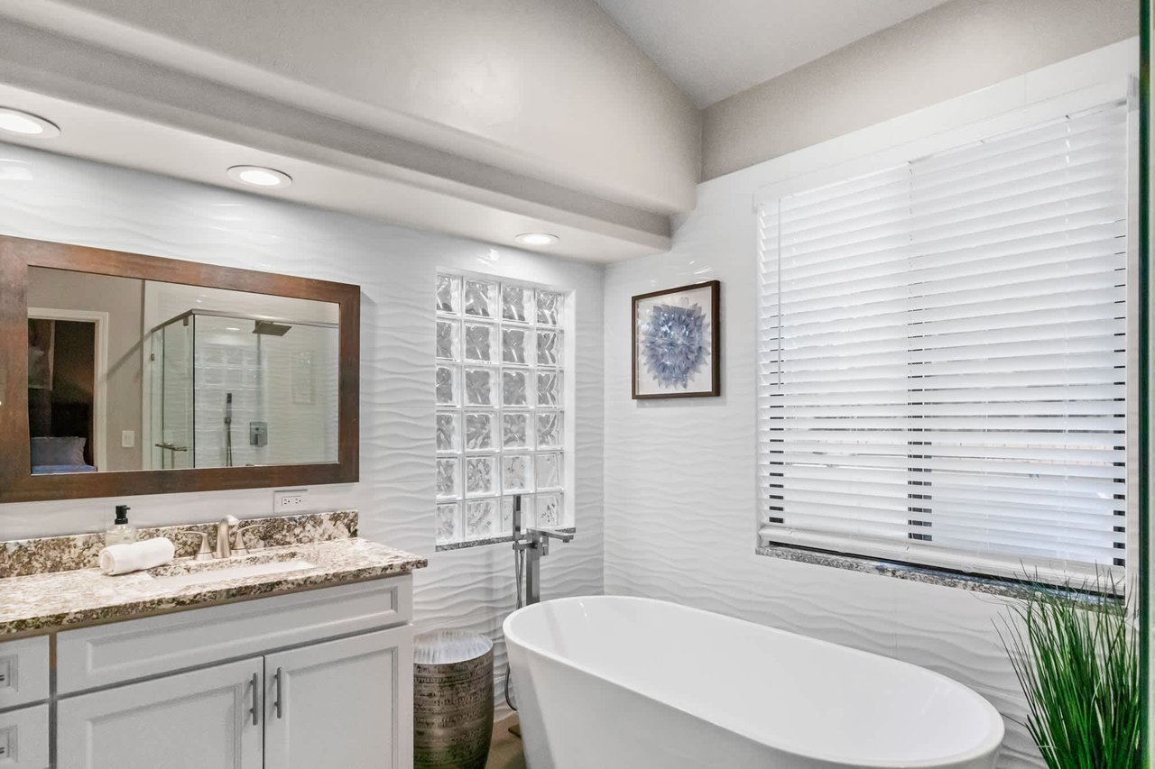 5 Bed, 3 Bath Uptown Sedona-Game Room-Sauna-Cold Plunge-Jacuzzi-Gym