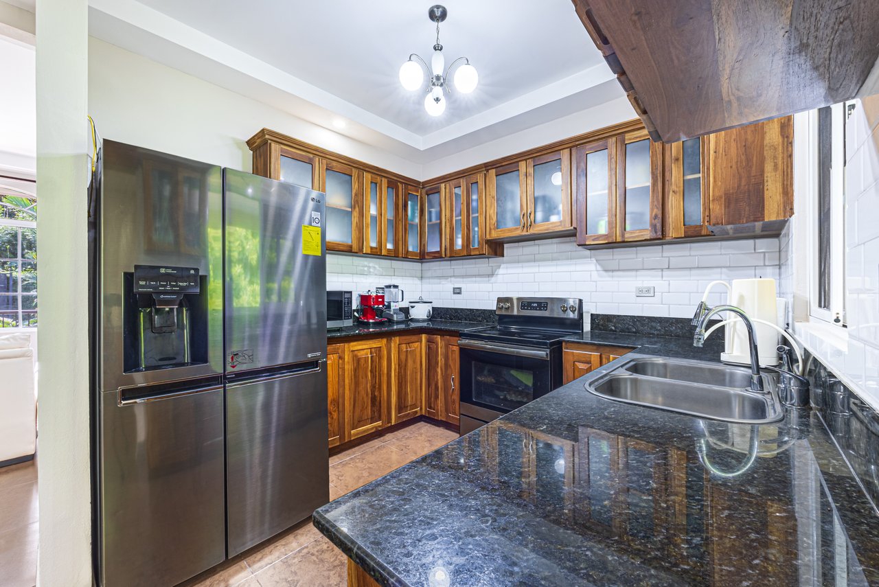 Exceptional 5-Bedroom Residence on Los Laureles Street – Prime Location & Versatile Layout