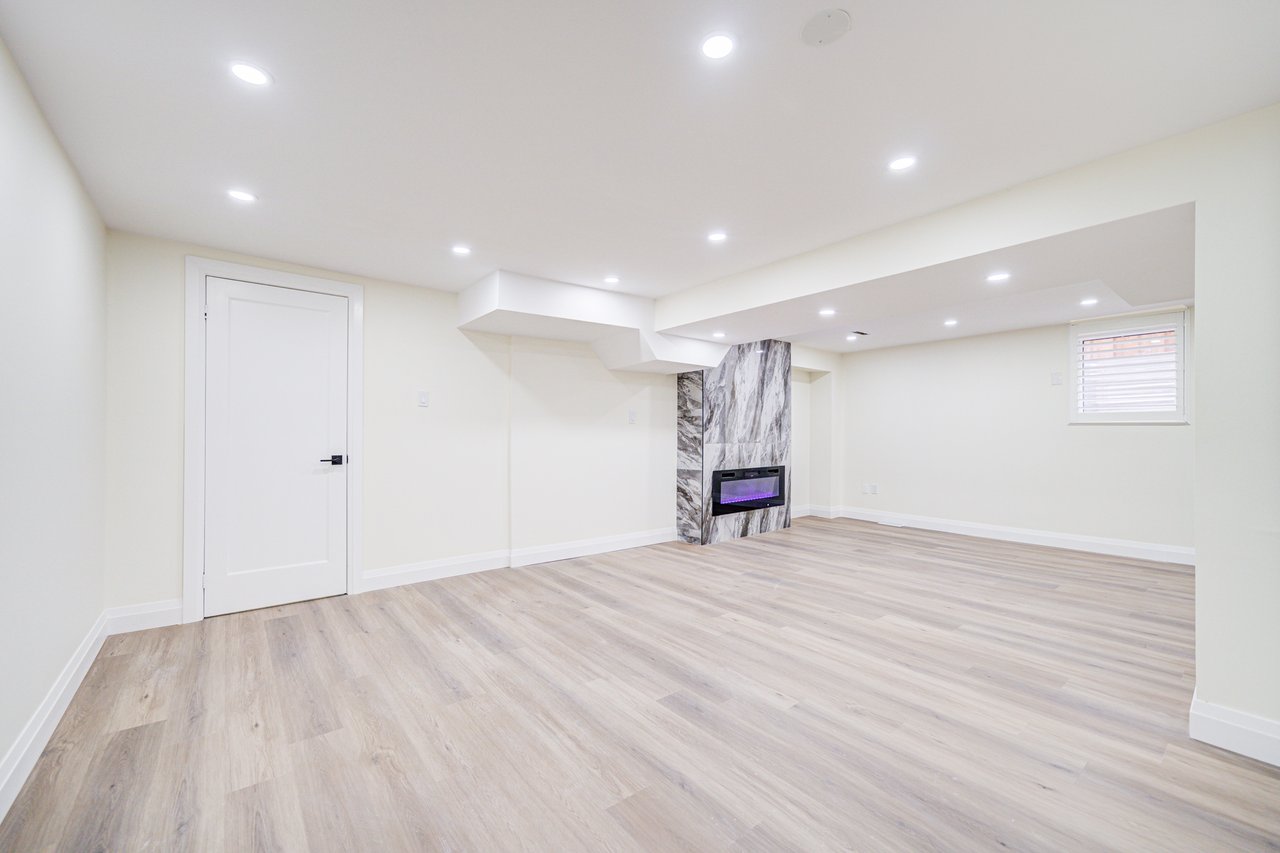 1126 Berkshire Crt