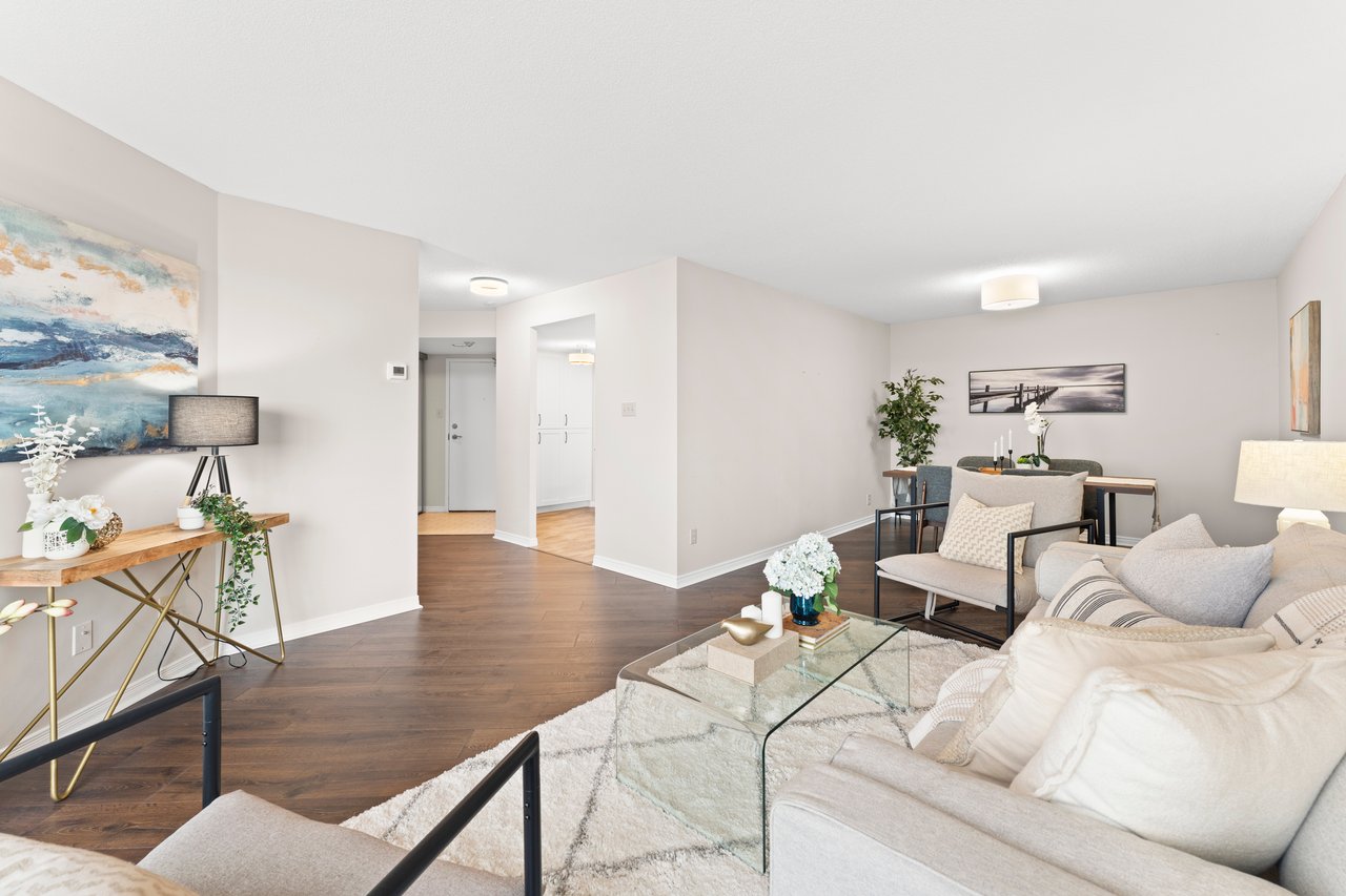 1110-360 Watson St W