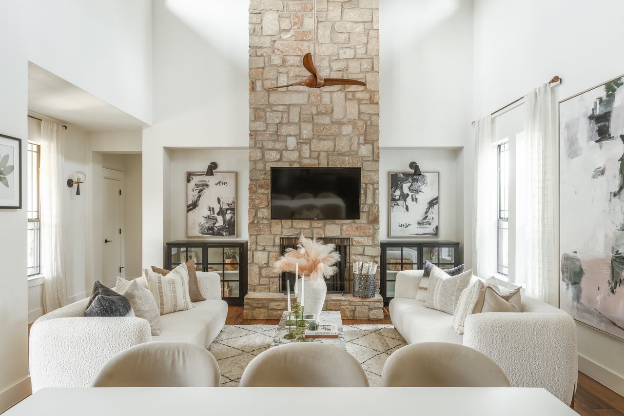 HUDSON BEND CONTEMPORARY RETREAT
