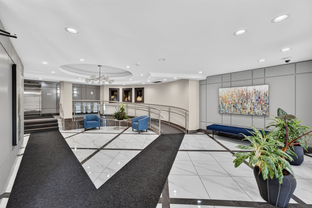 221 - 1001 Cedarglen Gate